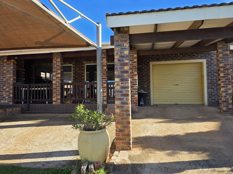 To Let 4 Bedroom Property for Rent in Wavecrest Eastern Cape